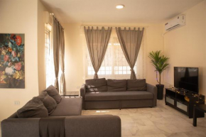 2 Bedroom + Private Entrance & Parking With Yard